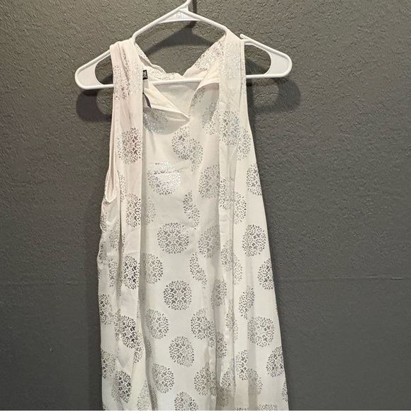 Elegant White Sleeveless Dress - Picture 4 of 8